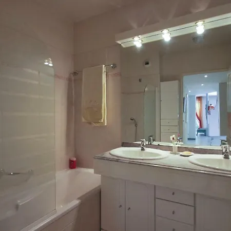 2 Bedroom Nice In Raphael Апартаменти
